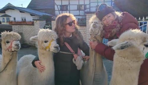 Umzingelt: die Autorin mit ihrer Tochter im Reich der Alpakas. Foto: Rajka Schneider