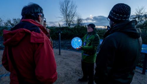 Die Sternbilder in den Händen hält Sternenführer Rainer Kuhl. Foto: © Naturpark Eifel, Nils Nöll