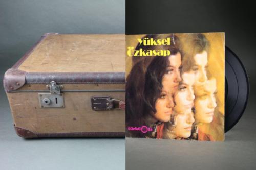 Ein Koffer voller Mut und eine Schallplatte der Sängerin Yüksel Özkasap – beide Objekte erzählen von Migration. Quelle: DOMiD