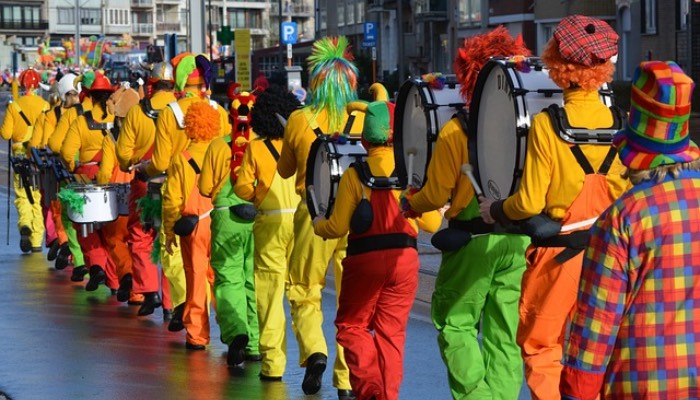 Bunte Karnevalszüge in Köln: Hier läuft ein Musikcorps Clowns zum Zug. Spaß garantiert. Fotos: Ben_Kerchx / Pixabay