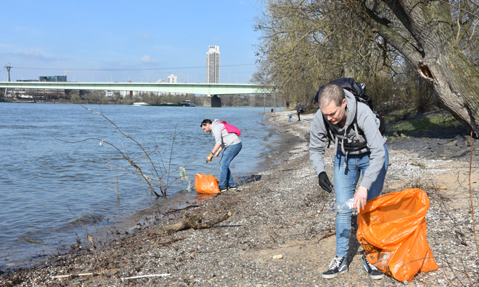„Krakenpapa“ Christian Stock (links) und Katja Tillmann im Einsatz am Rhein. Sie sagt: „Mit der Zeit wird es unmöglich, den ganzen Müll nicht zu sehen, wenn man unterwegs ist.“ Foto: Susanne Neumann