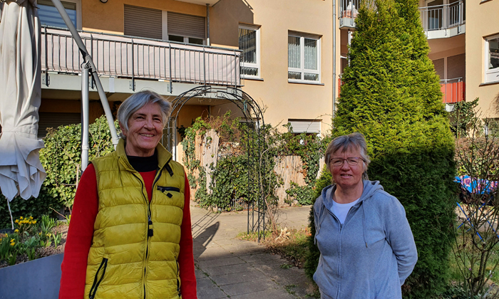 Ellen Unverzagt (links) und eine Mitbewohnerin von Ledo im Innenhof der Anlage. Foto: Lisa von Prondzinski