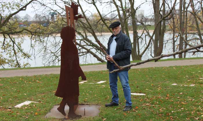 Herbert Labusga liegt der Scholosspark in Stammheim am Herzen, davon erzählen auch seine Werke. Foto: Lydia Schneider-Benjamin