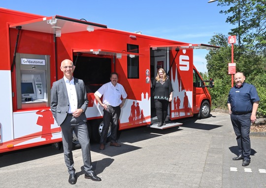 Privatkundenvorstand Volker Schramm (links im Bild) freut sich mit dem Bus-Team, dass das Kölner Haltestellennetz der Mobilen Filiale komplett ist / Foto: Thomas Luther / Bildrechte: Sparkasse KölnBonn